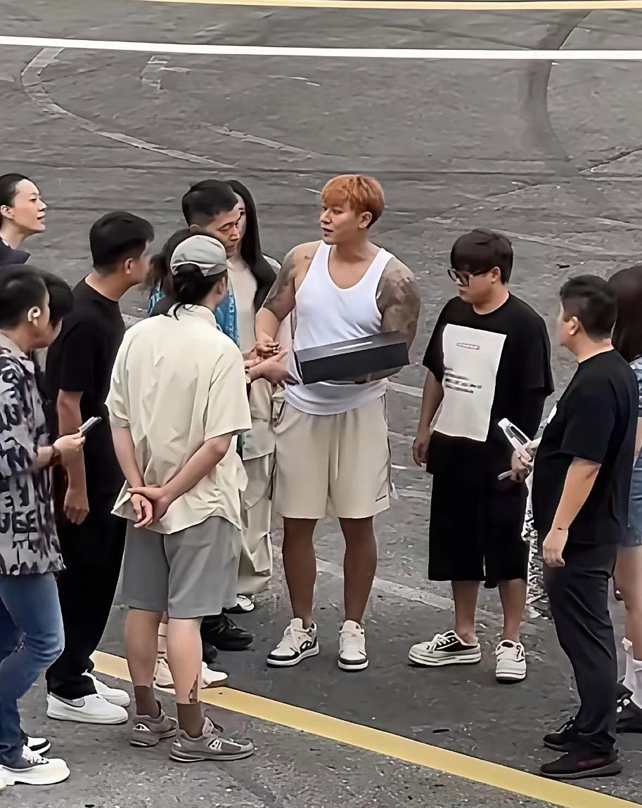 黄子韬现在的身材比例确实有点显眼，庞大的身躯配着一颗小头，难道这就是婚后发福了。