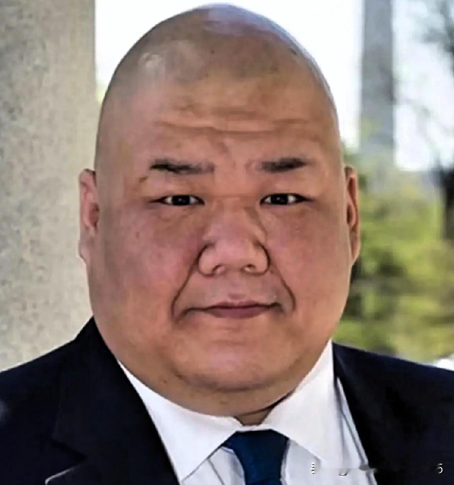 这次特朗普访华，大伙儿的眼珠子全盯着穿皮衣的黄仁勋了，觉得大佬就是大佬。其实