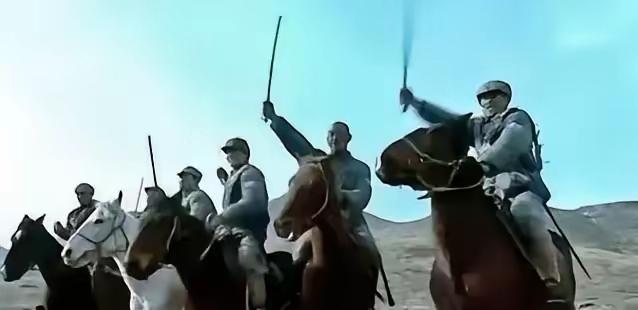 1942年，500人的日军骑兵与只有300人的八路军骑兵相遇。敌军官手持