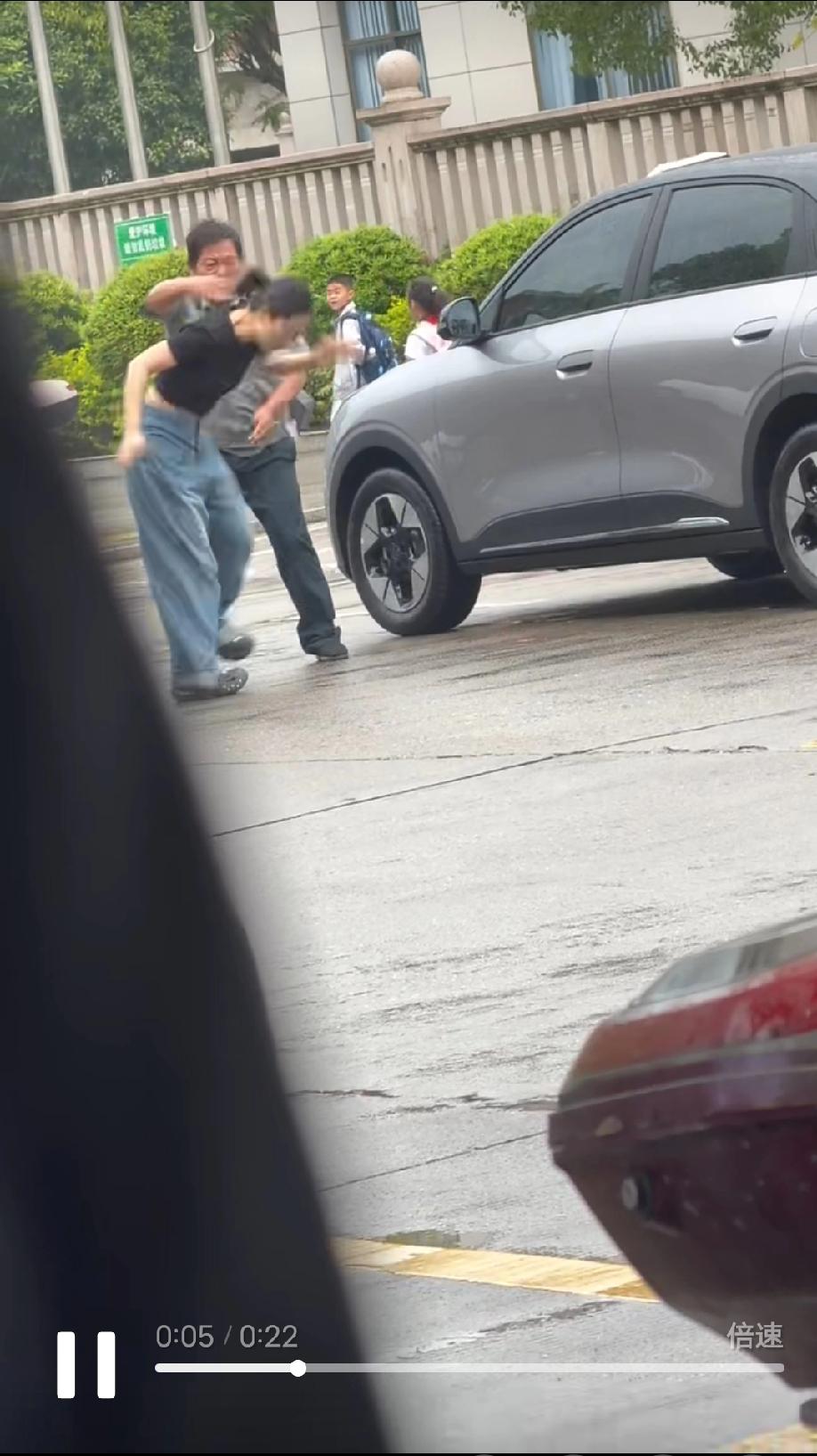 福建三明保安殴打女家长完整视频：保安因对女司机临停不满，女士表示孩子几分钟出来后