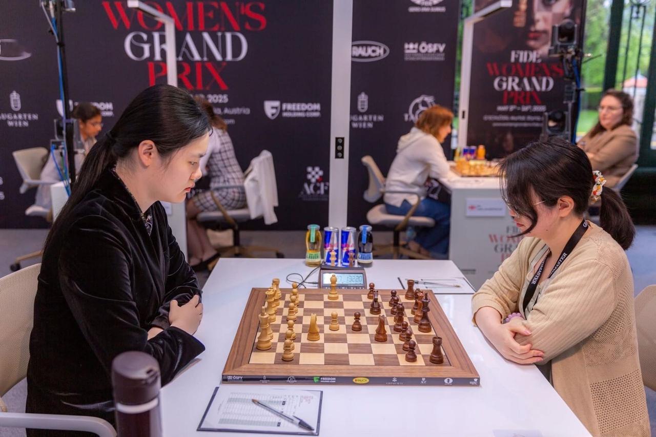 国际棋联女子大奖赛奥地利站首轮，中国德比，两人激战，局面反反复复，最终朱锦尔执白