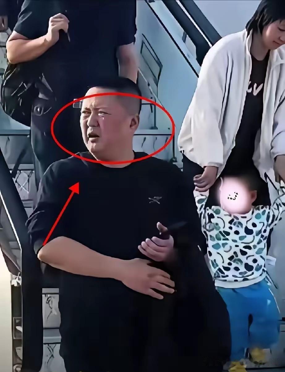 逼着空姐下跪道歉的乘客曝光了，只知道他姓欧，有人说他是企业高管，也有人传他是集团