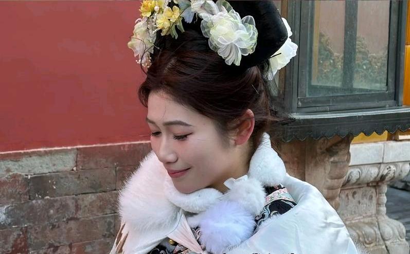 宫女三十岁出宫，爹娘早没了。她把攒了半辈子的金银细软塞进一口箱子，托媒人找个老实