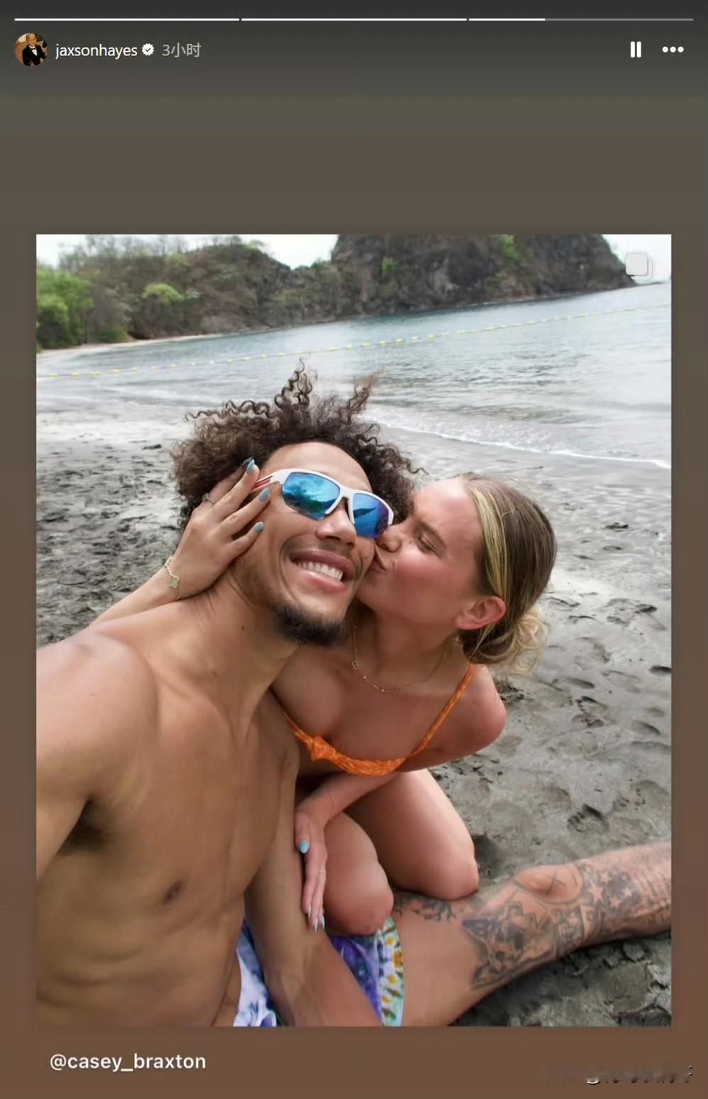 能不能长点心！！！湖人中锋海斯继续颓废，和女友大秀恩爱！海斯的休赛期真的很滋