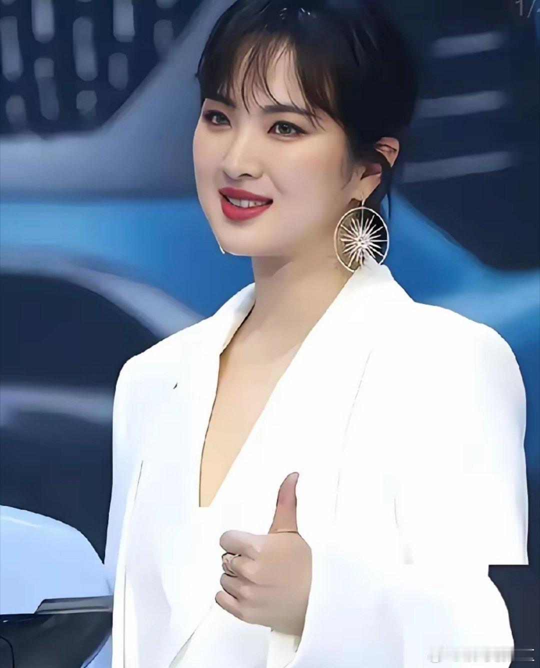 这真的算是“降维打击”了吧？孟晚舟居然空降姚安娜的新歌发布会，一身黑西装那个气场