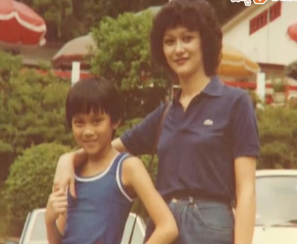 想不到张智霖的妈妈比他老婆袁咏仪还要漂亮，难怪张智霖的颜值那么高，全遗传了他妈妈