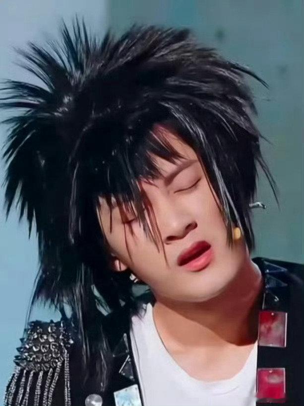 笑不活了！檀健次爆炸头，像极了被风吹乱的小狮子，太萌了～