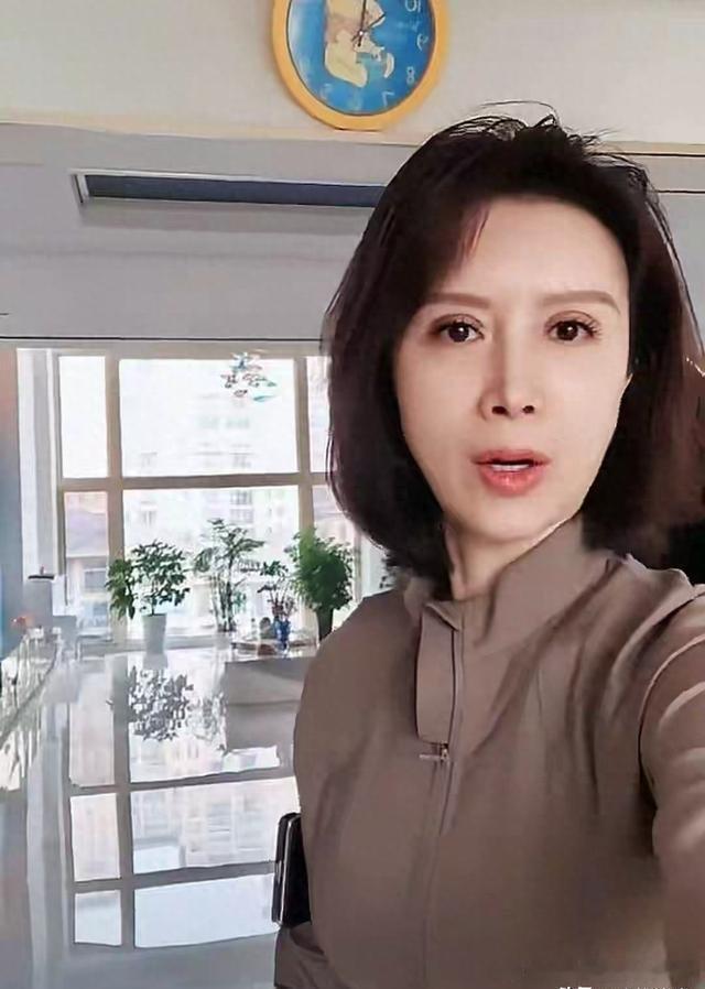 51岁金巧巧的“过气”生活火了，外卖装家常菜，辅导作业靠AI，网友直呼太真实