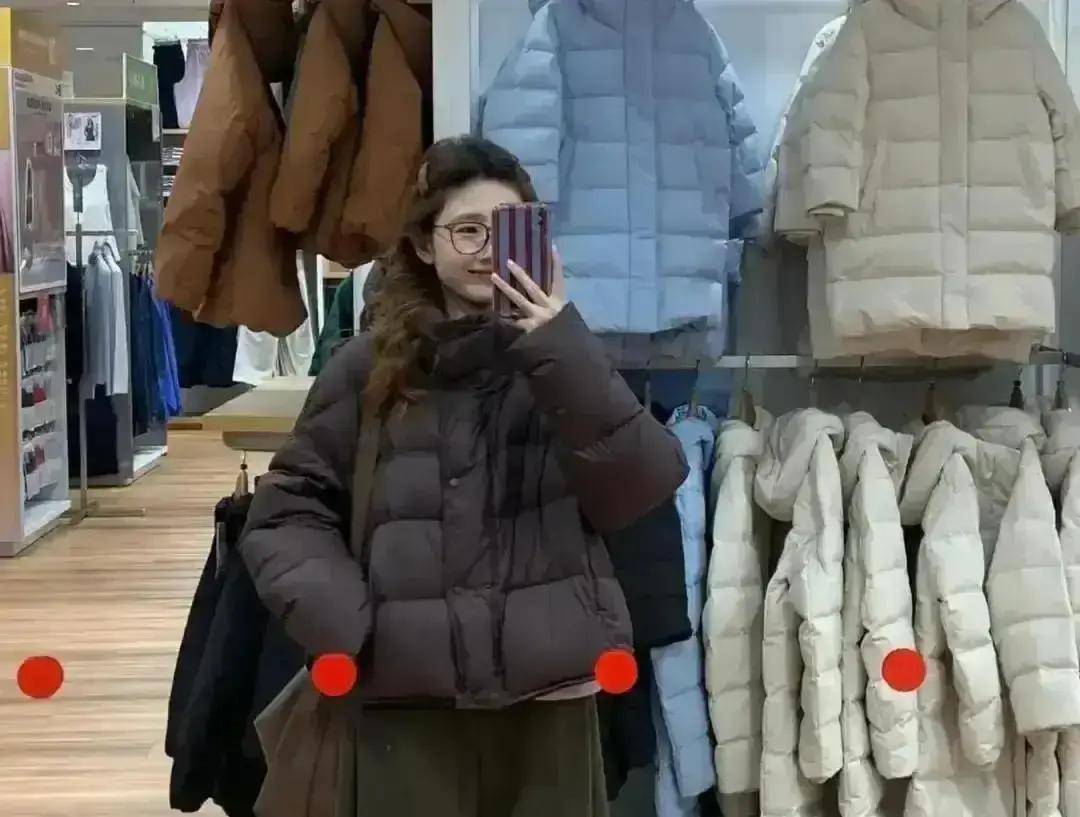 优衣库把男女装中间那堵墙拆了，直接摆了个“无性别专区”我去逛的时候一眼就看见T恤