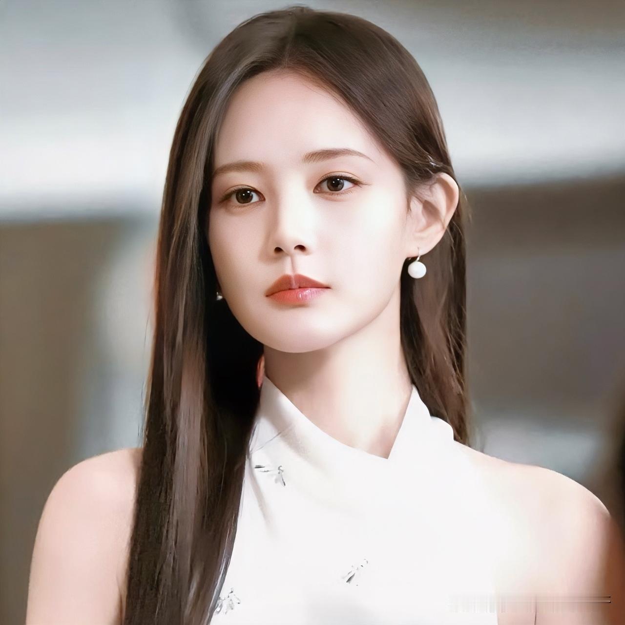 我哥是个拍短剧的导演他看了李一桐的“美人余”后默默的说，李一桐这人，哪哪都好