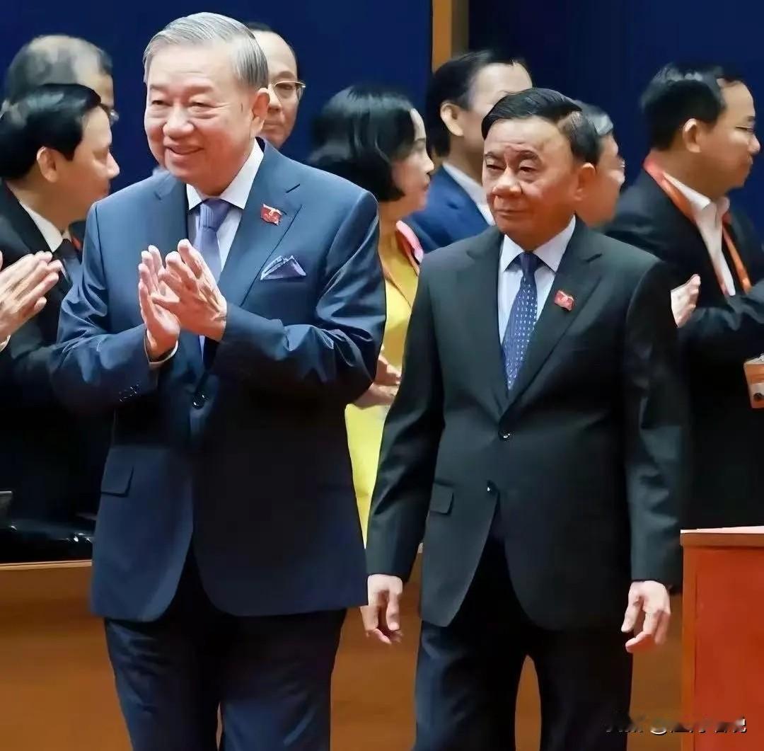 越共“十四大”通过调整议程后，比原定计划缩短1.5天的会时。明天（1月23日