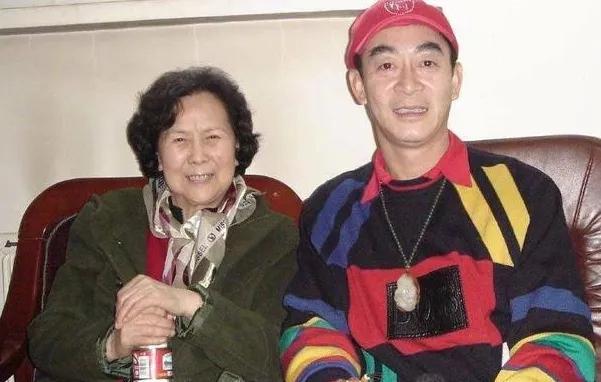 2017年，杨洁导演葬礼上，六小龄童意外现身，本以为他放下了恩怨，来送恩师最后一