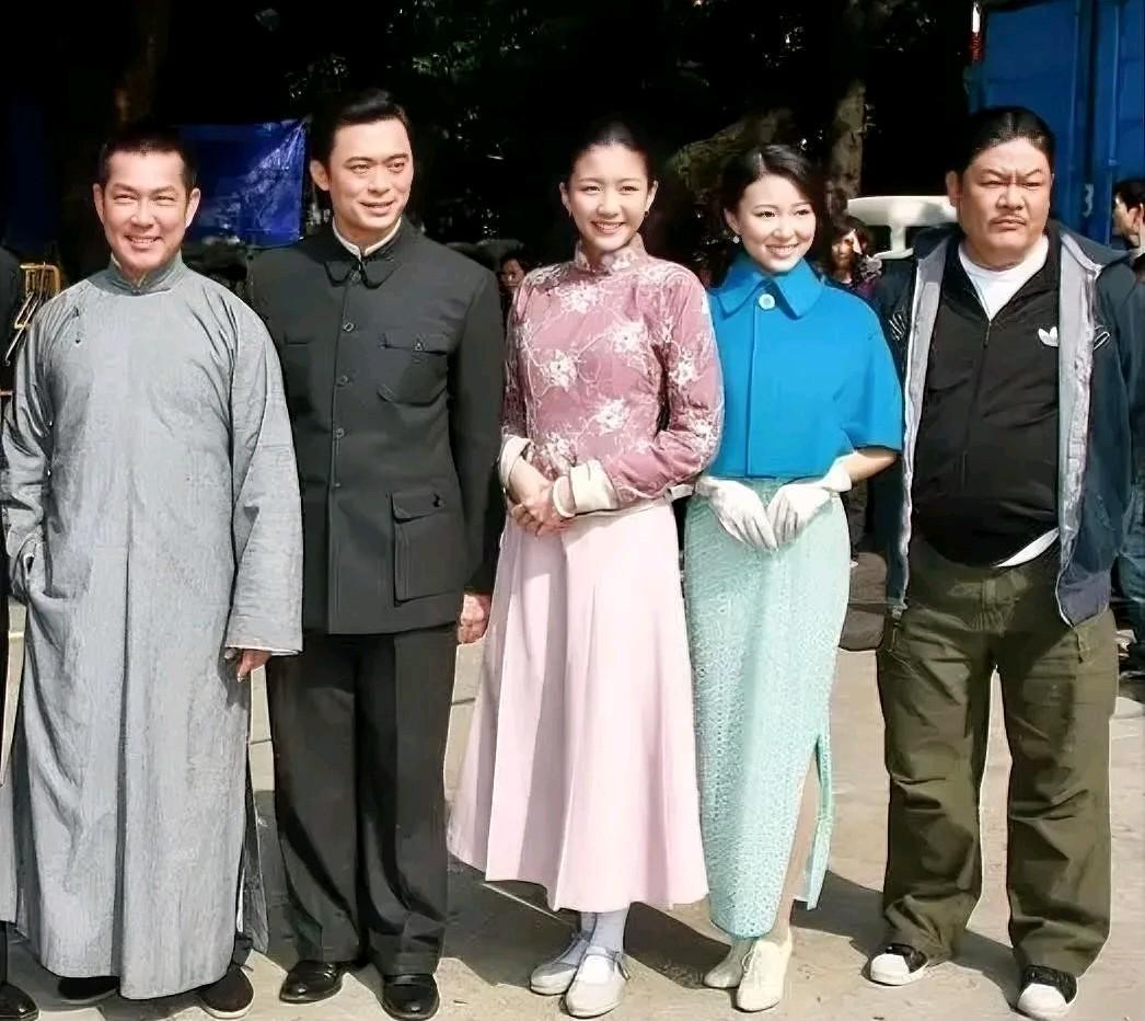 这5位合影当中，只认出了左边第二位是樊少皇，左边第一位也看着眼熟，好像是武打明星