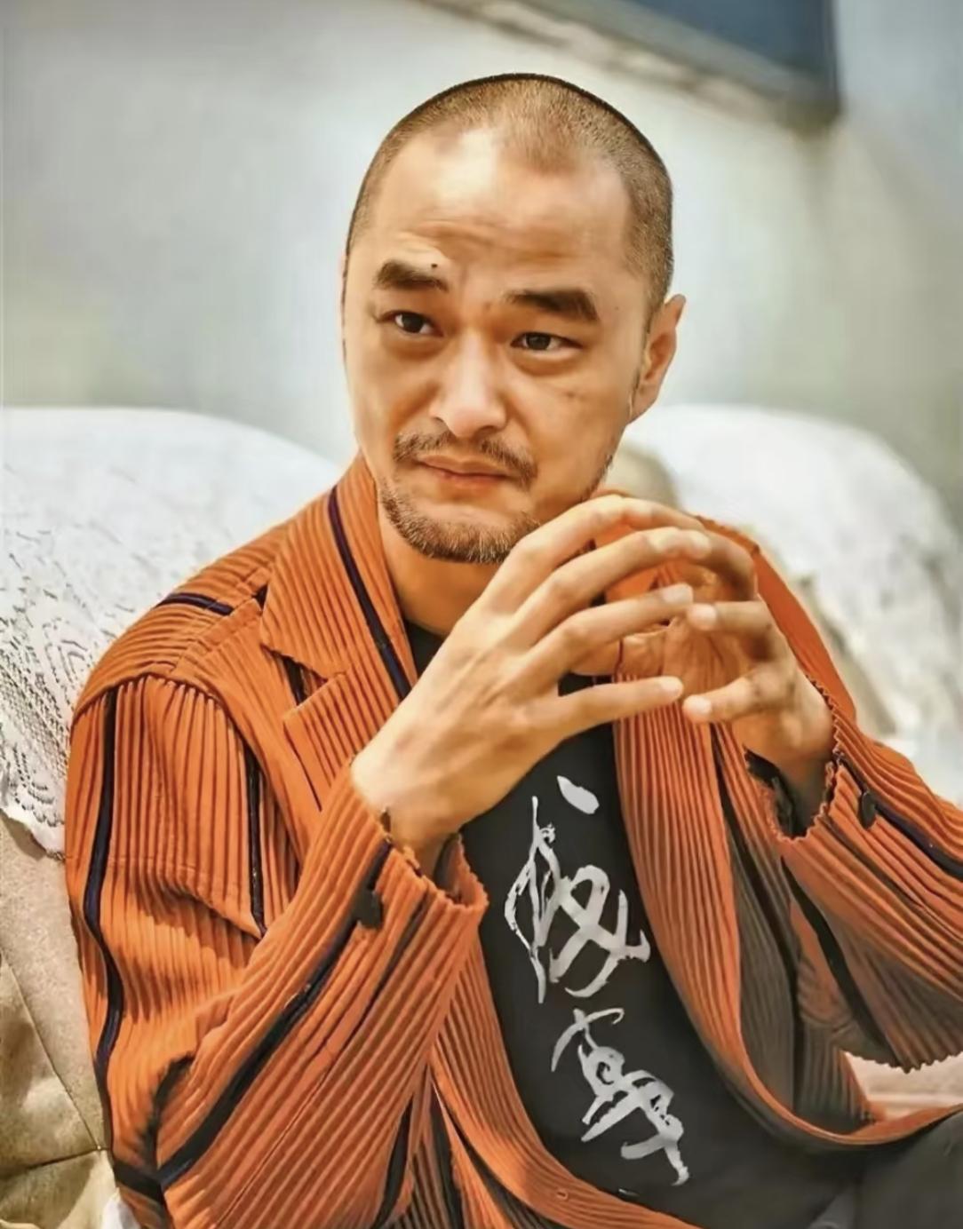 冯唐一段非常犀利的话：“什么是蠢？没靠山的却想升职，没站队的却想加薪，没圈子