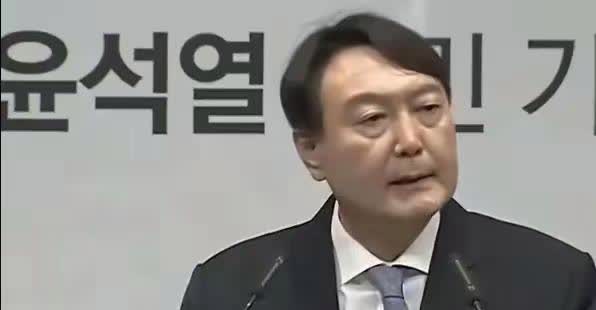 韩国大选，选边站队。那真应了一句中国话：鱼找鱼虾找虾，螃蟹找个癞蛤蟆。支持金文洙