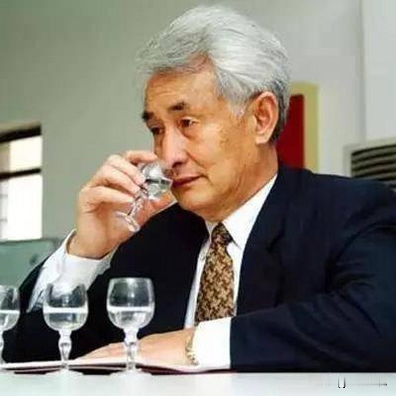 喝2吨茅台成“酒神”？这位茅台教父的实战史比酒还烈！世界上喝茅台最多的人叫