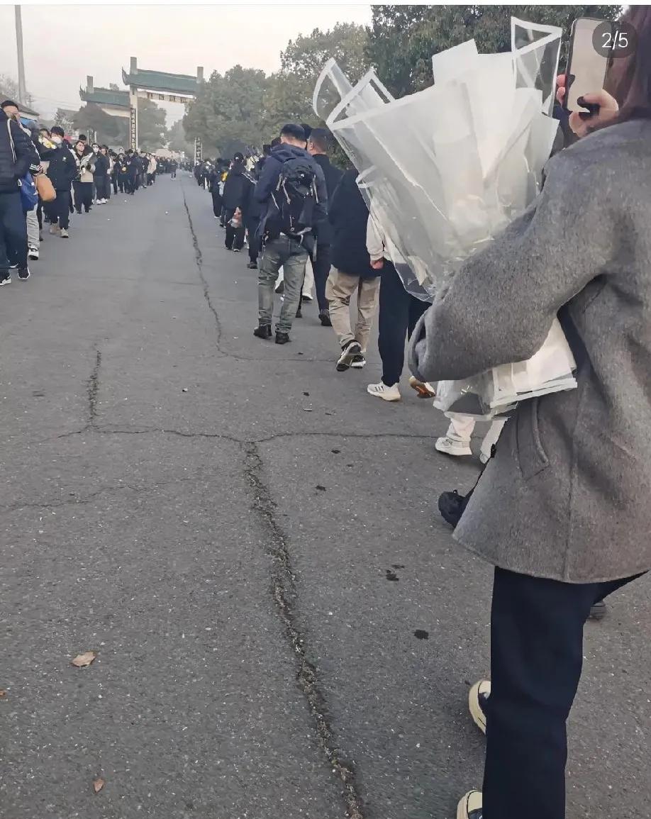 我预料到了今天会有很多人来送他，也预料到会满是不舍与哽咽，但是万万没想到，清晨的