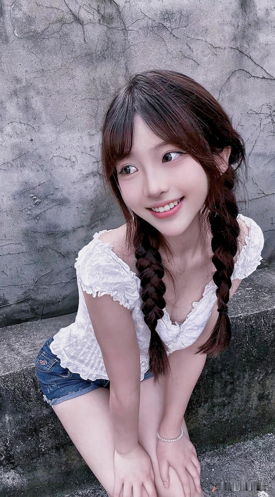 墙前留浅笑，岁月遇温柔。少女风写真分享你的随手拍
