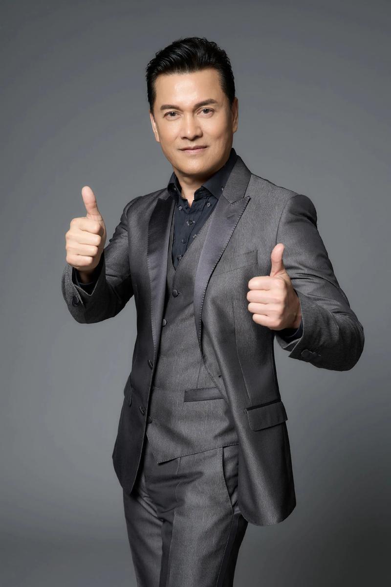 吕良伟的真是令人费解明明都快70岁的人了体材走样、皮肤下垂、头发花白、举止缓