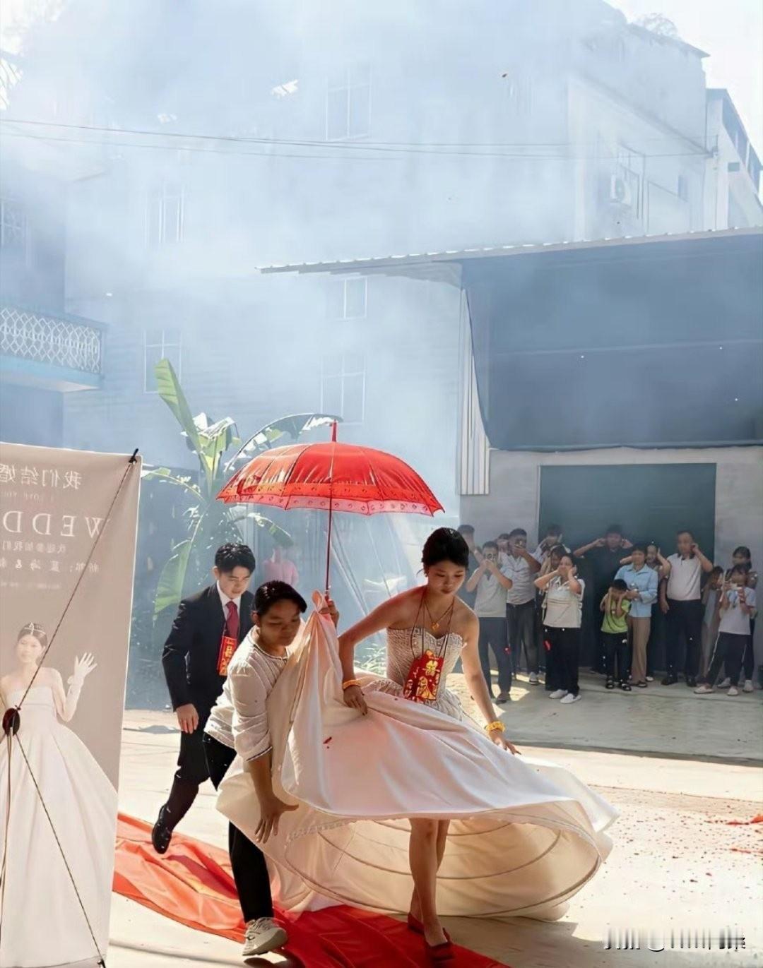 超级大裤衩，真是难为新娘子了。