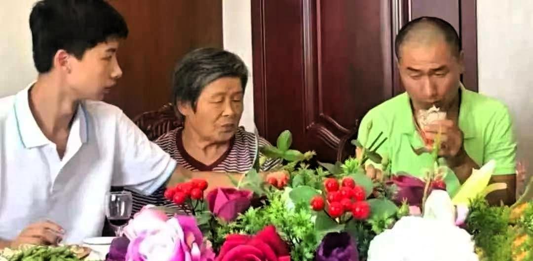 庞众望说，我爸教我的，比书本还多。这位考上清华的寒门学子，父亲庞向东患有严重