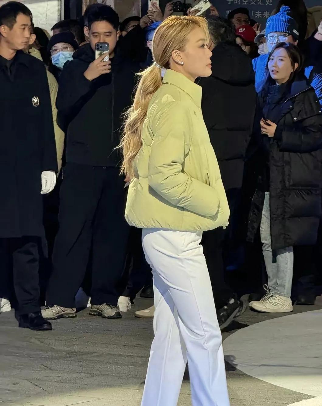 容祖儿生图状态绝了容祖儿最新活动生图太惊艳！浅金低马尾搭配浅黄色短款羽绒服