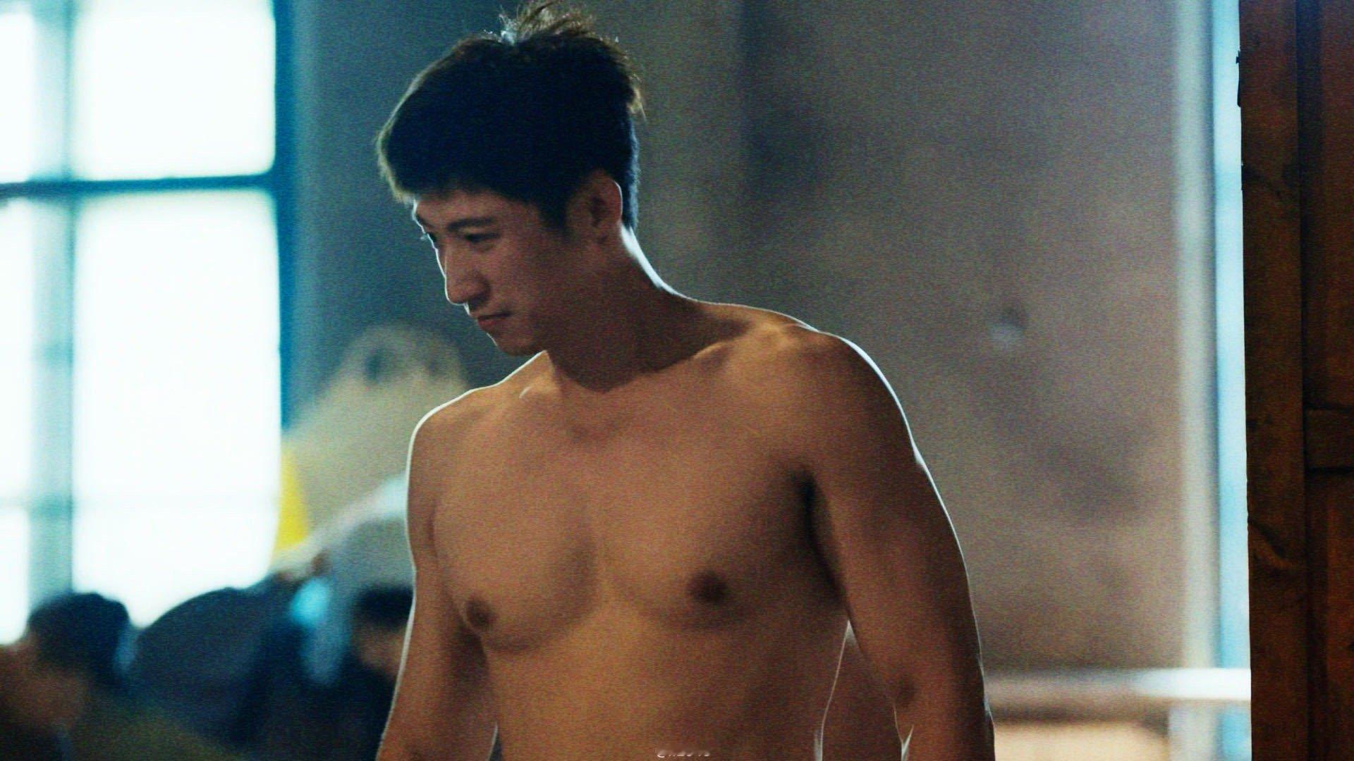 黄景瑜让我刚复工就吃这么好刚复工就被黄景瑜喂饱！张小满澡堂戏里，他体态舒展肌肉