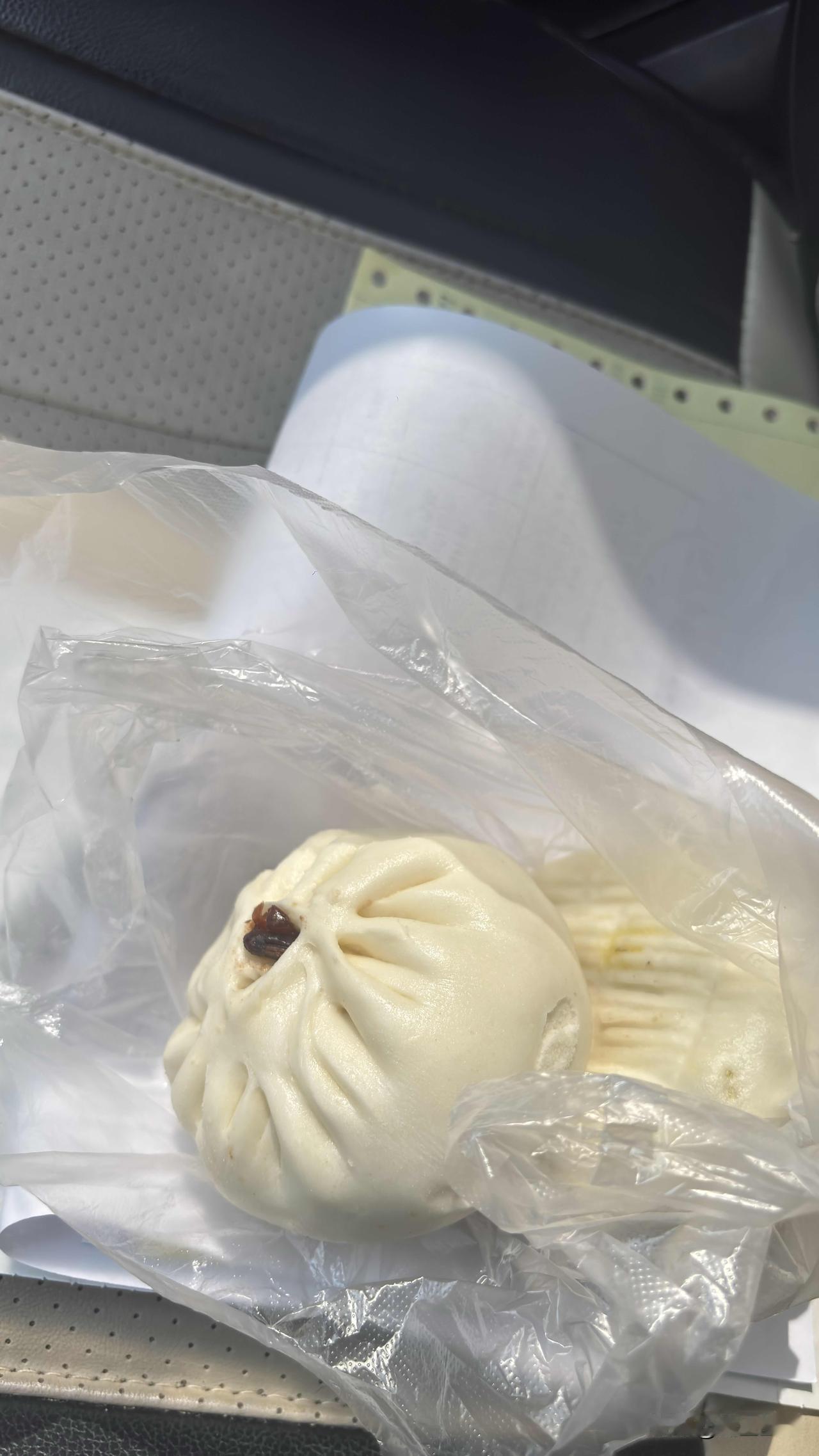 今年开始很少在外面吃早点了，原来经常吃包子，西安的包子大多1.5元一个，现在早上