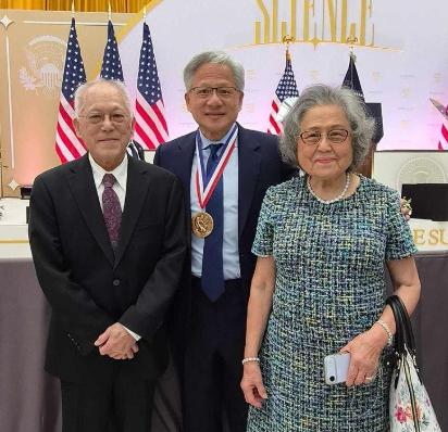 黄仁勋在台上讲了个段子："只要你是被亚洲父母养大的，这辈子都得做心理治疗。"