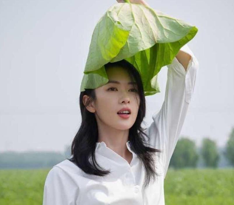 2016年，当童瑶踏进《如懿传》试镜现场时，她面对的是上百位竞争者。没人相信这个