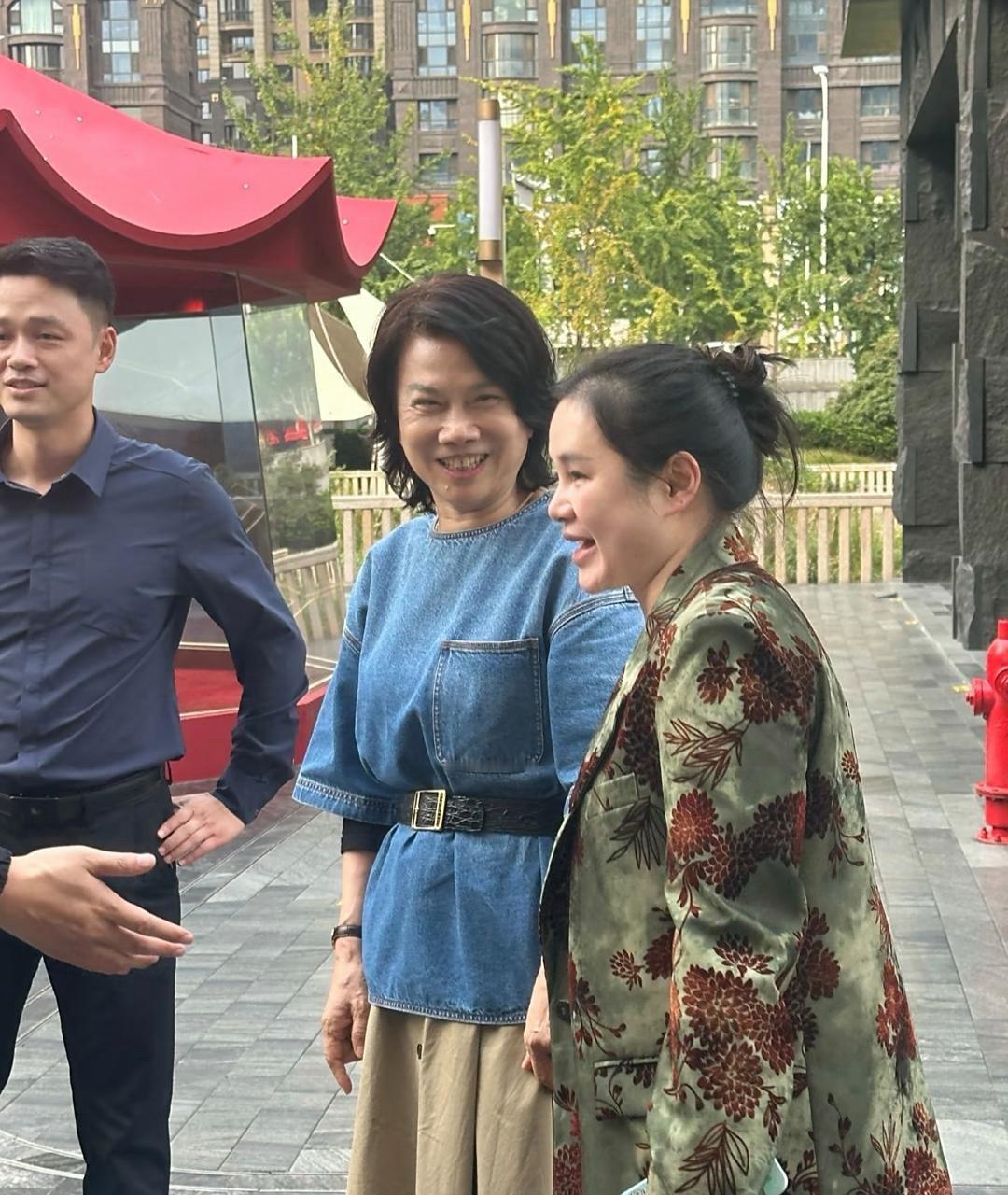 著名女企业家董明珠在武汉逛街，她的打扮时尚，外表看起来好年轻，个子挺矮小的，颜值