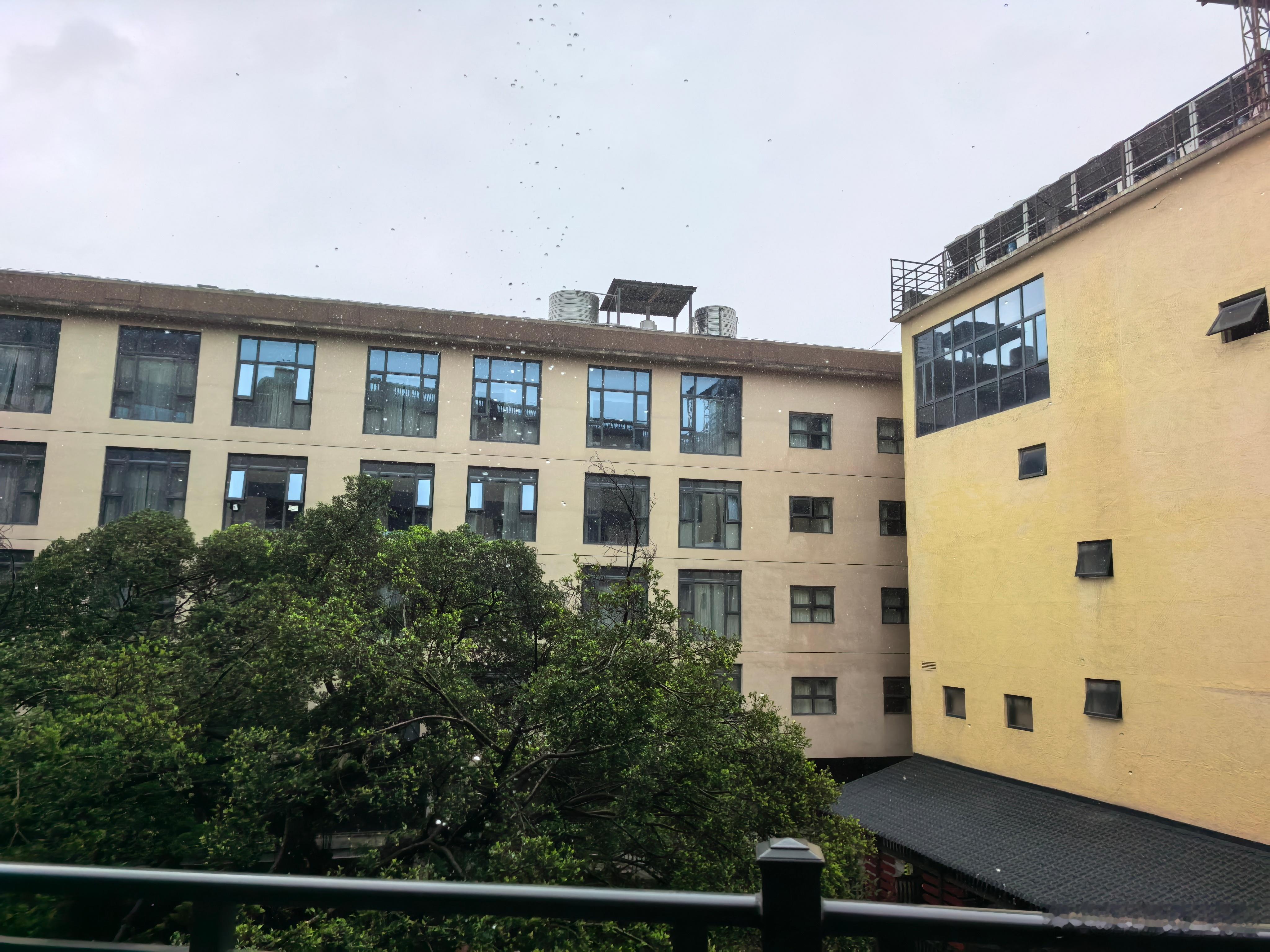 下暴雨了，幸好没出去骑张雪500RR