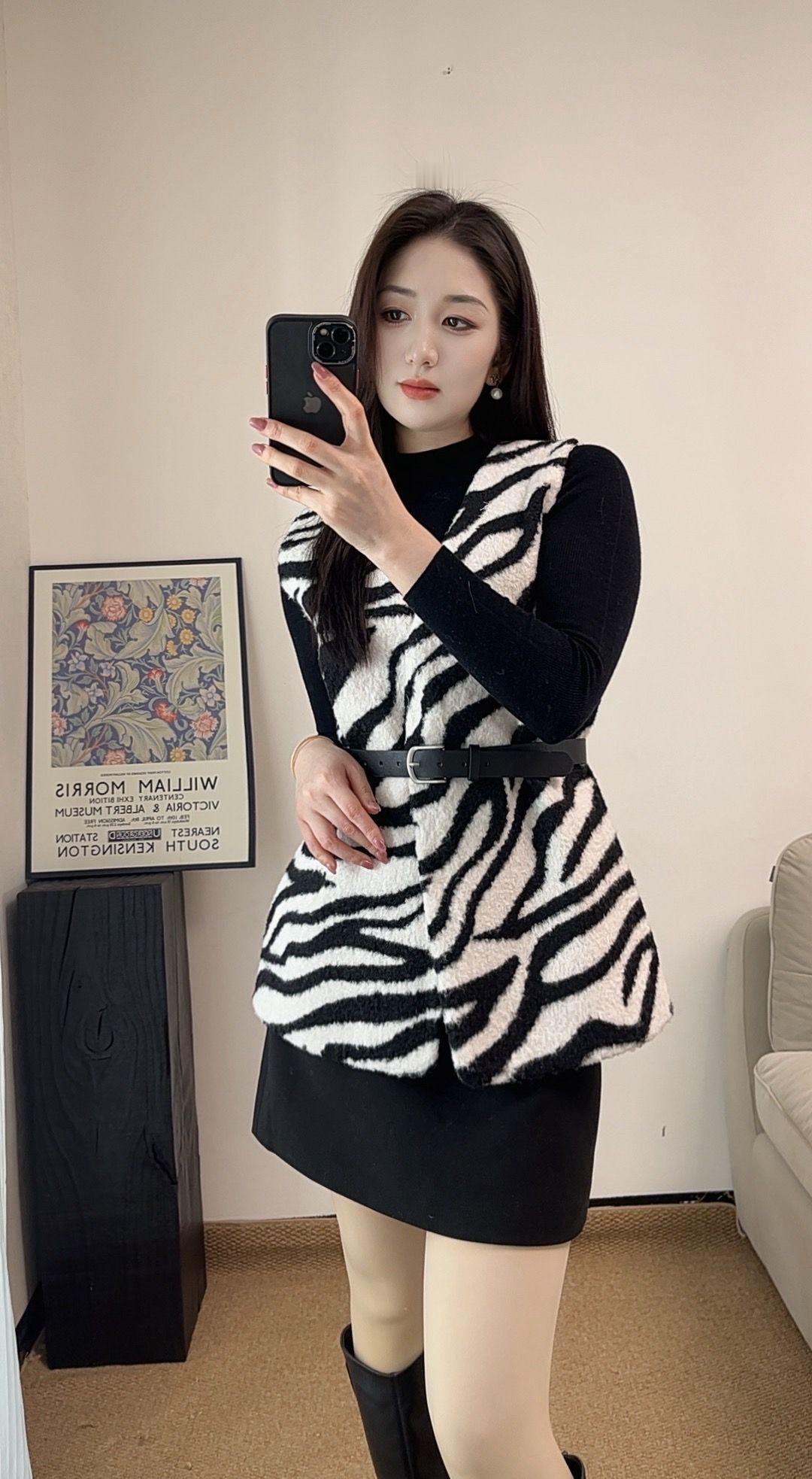 时尚穿搭指南：黑白条纹连衣裙搭配高筒靴，尽显优雅与个性！