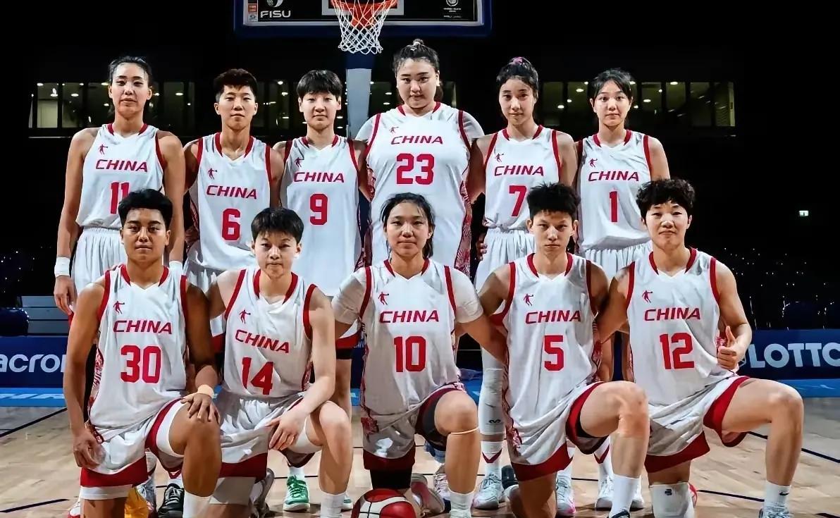 女篮大运会怎么少一个人男篮女篮，都是12个人，都是12人大名单，还要除了教练以