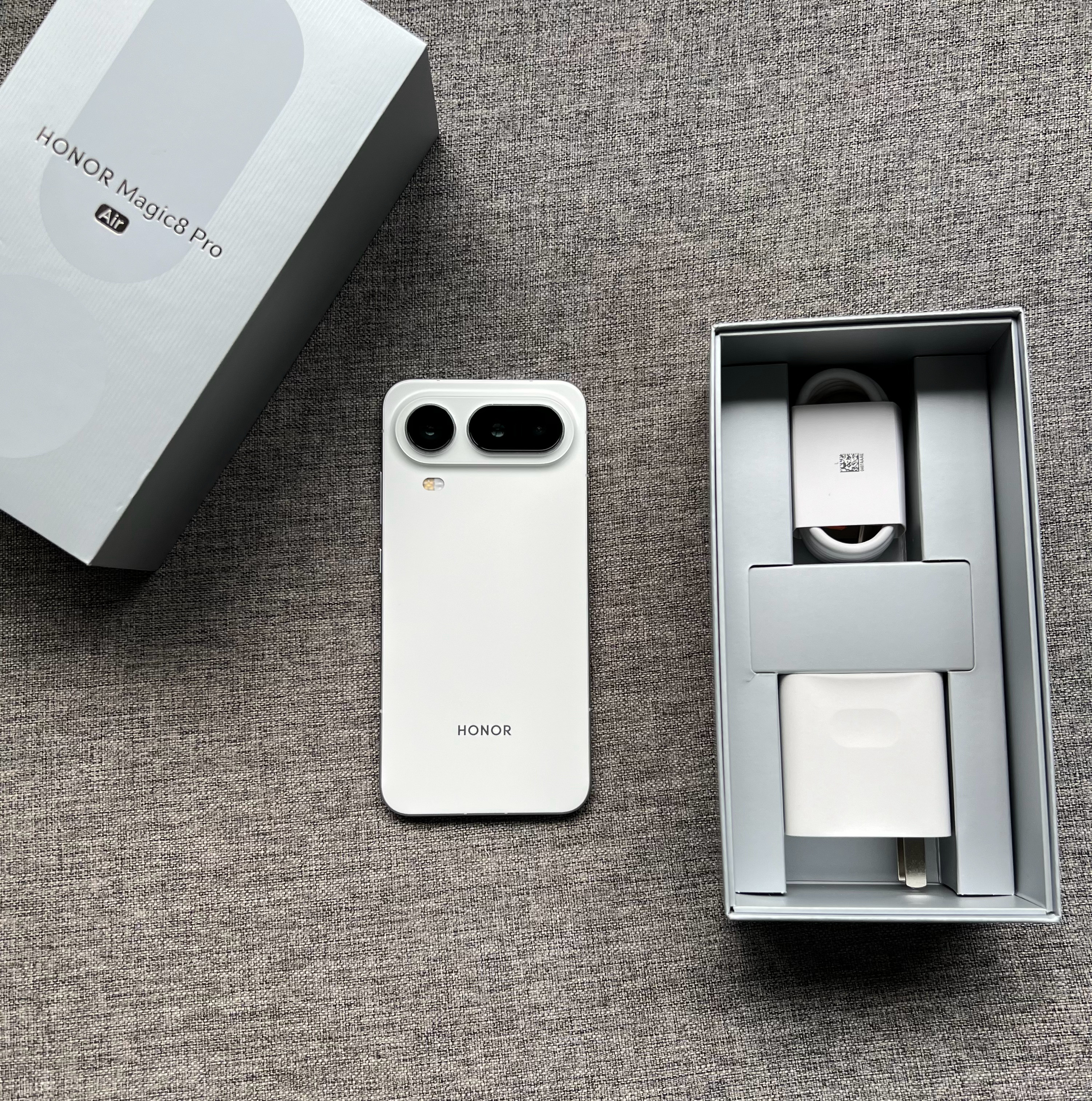 荣耀Magic8ProAir16+1TB羽白，99新全套（附带1年碎屏宝