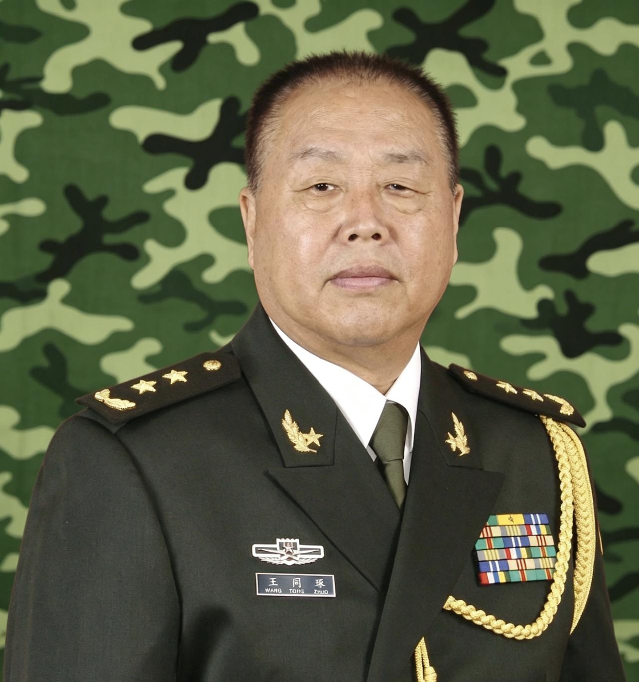 1964年全军大比武的赛场上，一个山东小伙子用尽全力掷出的手榴弹，不仅打破了全军