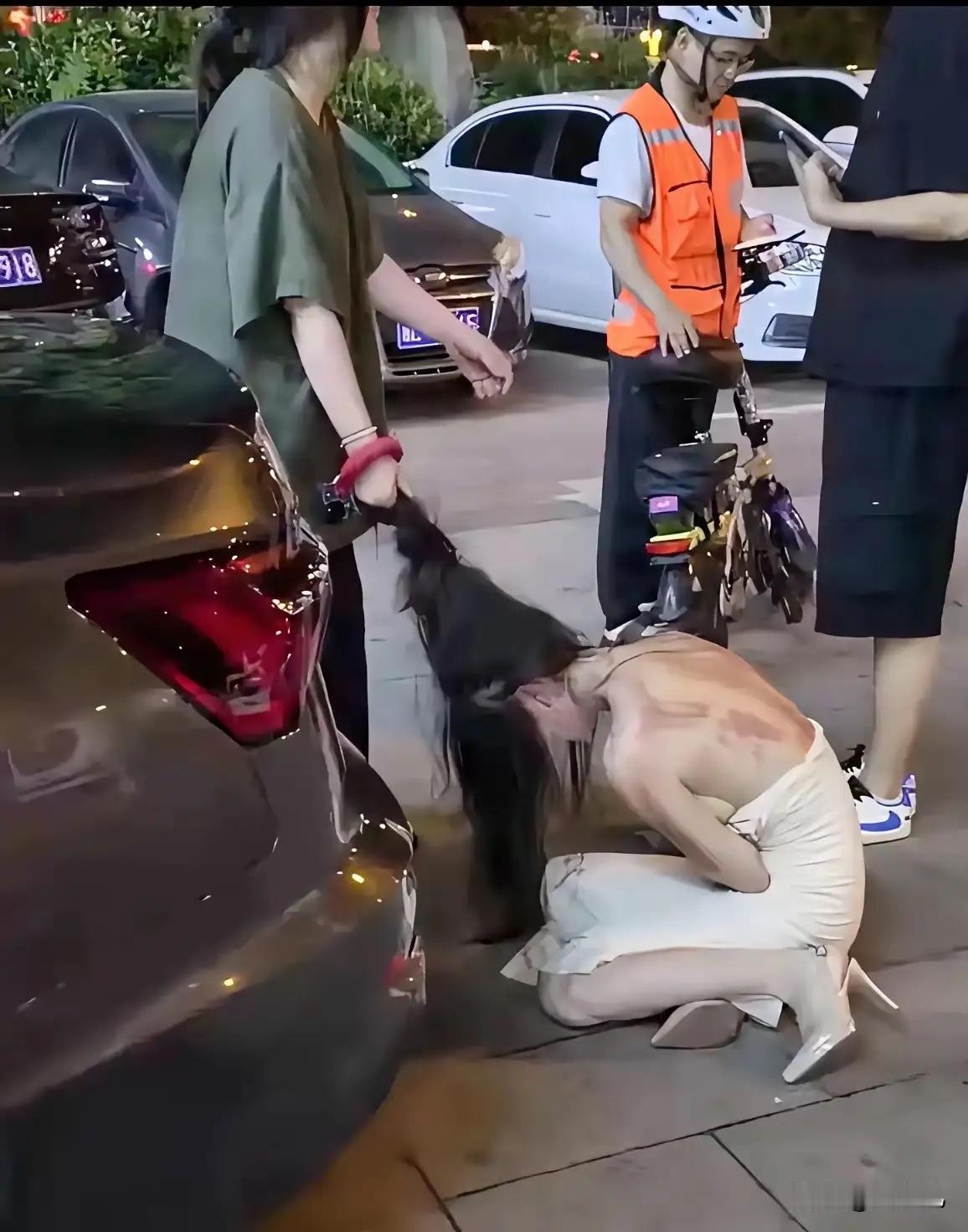 南昌原配打小三事件的热度依旧在这里不讨论该事件的具体情况只是奉劝女孩子们一
