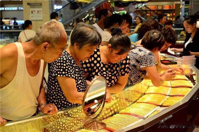 猝不及防！黄金税改砸懵炒金大妈，实物淘金时代彻底凉了？家人们快看，黄金市场