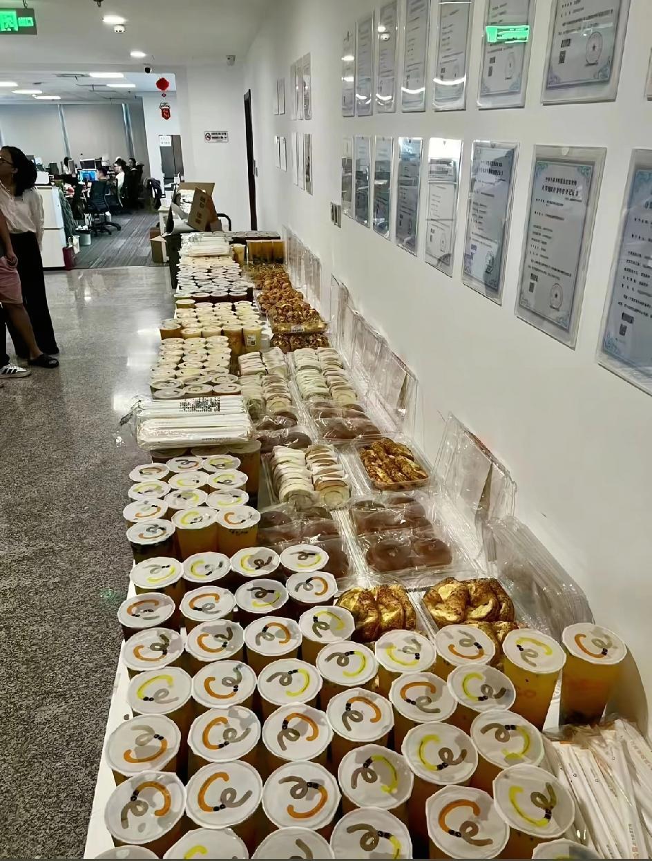 峰学蔚来的下午茶，满满当当的，有奶茶和面包，各种糕点，饮品。张雪峰老师之前真的把