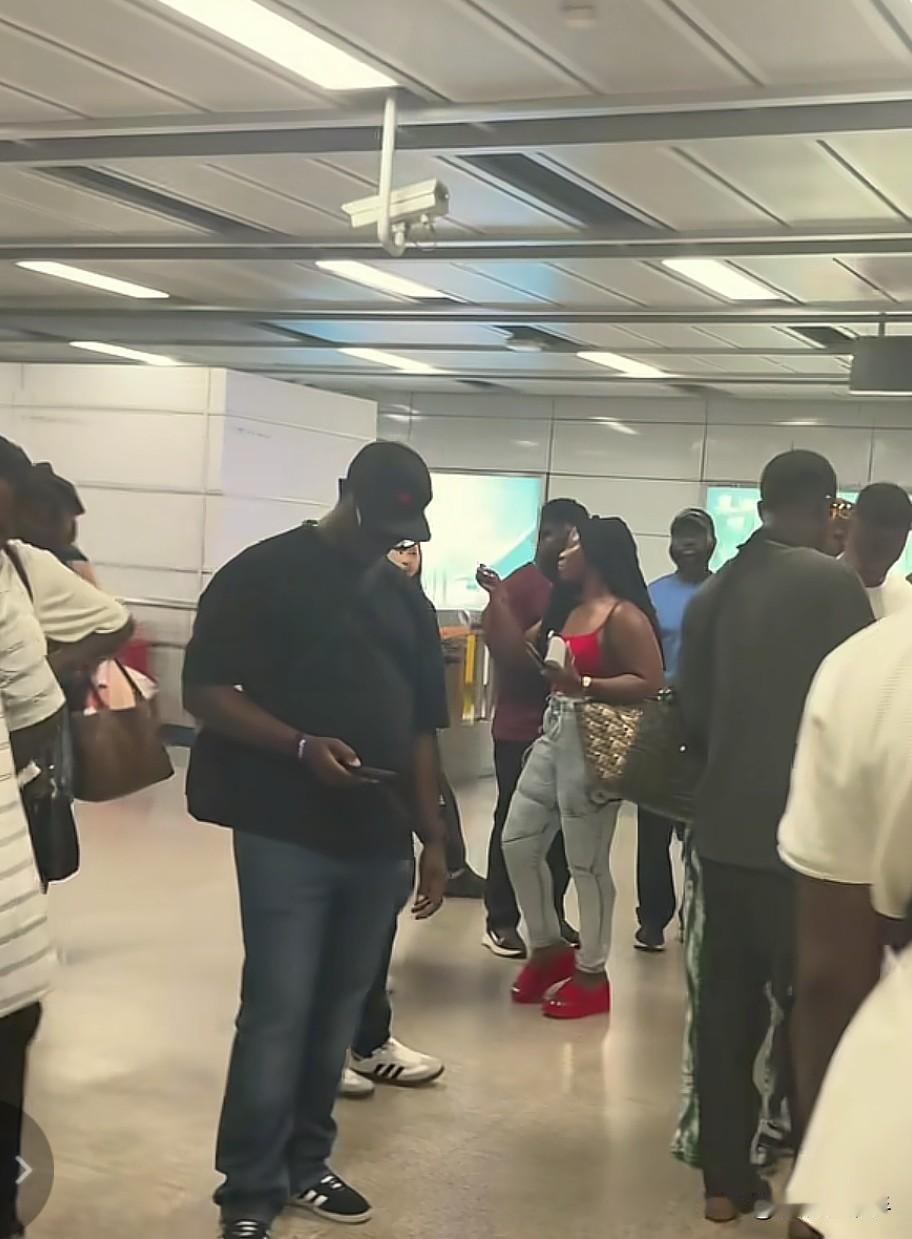 有人高兴了。华夏这么好的基因，终于要被彻底染黑了。在日本被大价钱请出去的黑人，