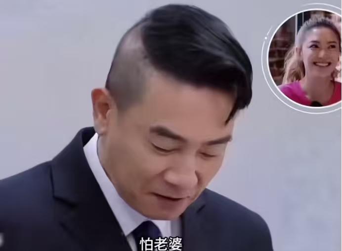 张晋：“结婚了吗？”陈小春：“结了结了。”胡海泉：“怕老婆吗？”陈小
