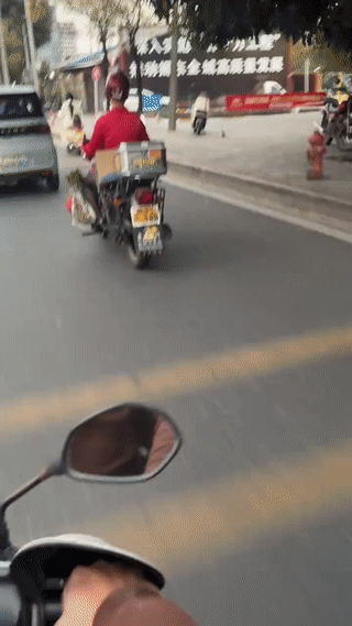 这个大哥的穿衣打扮真是让很多女人都自愧不如啊！虽然说穿衣自由，但是也不能随便乱