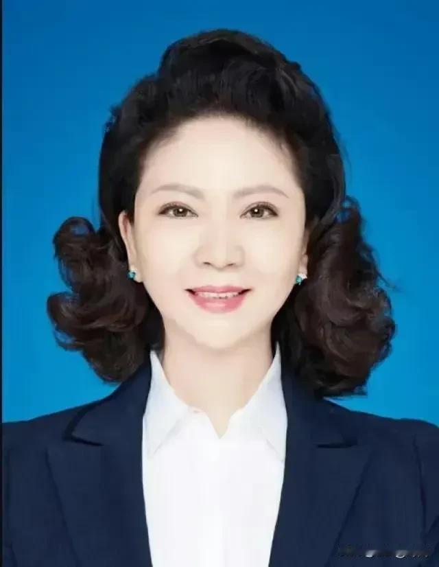原新疆副县长文旅副局长贺娇龙女士不幸坠马身亡，年仅47岁。1月13日，新疆维吾尔