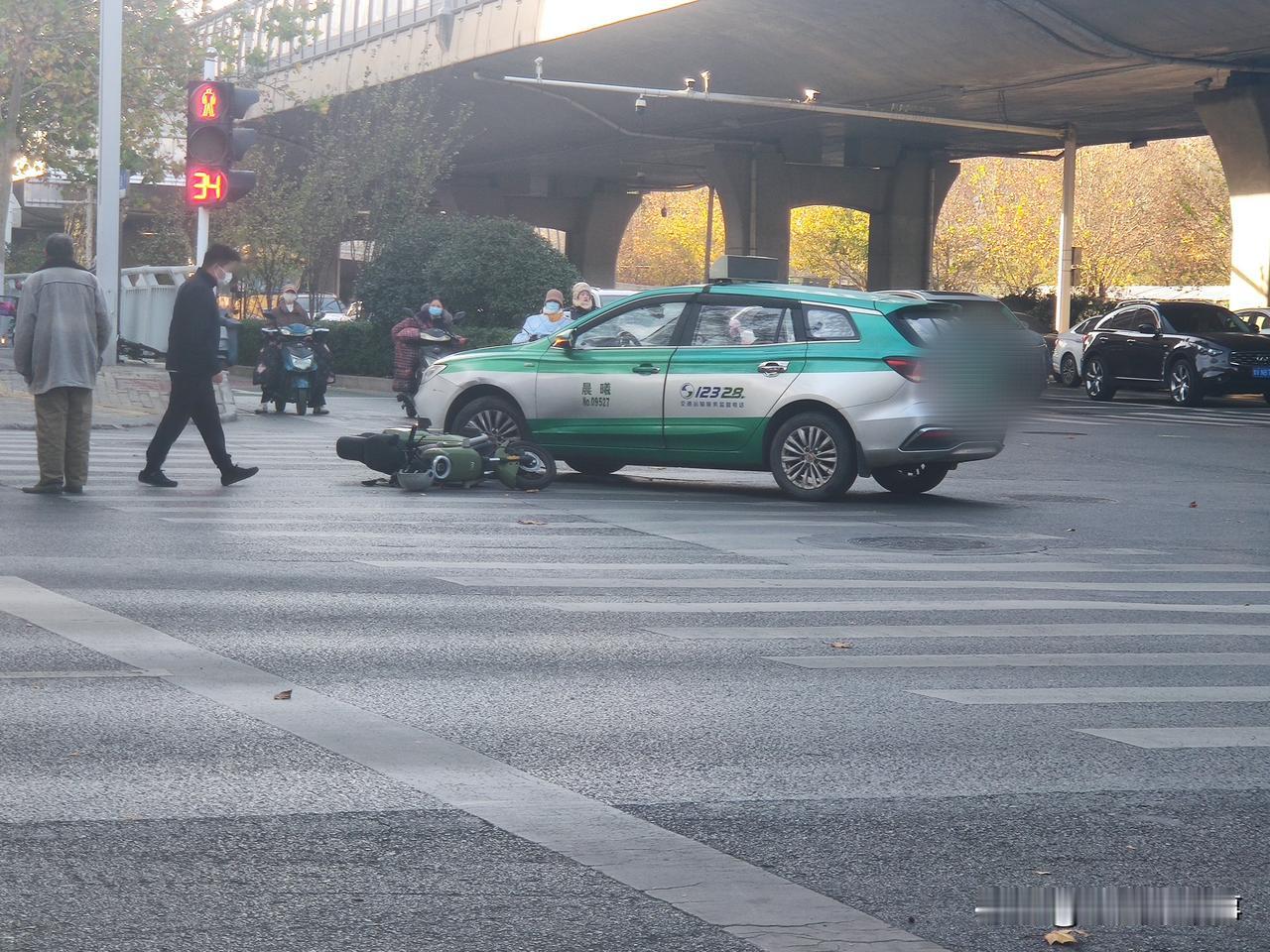 郑州街头随手拍:路上那些事儿，宁停三分，不抢一秒！