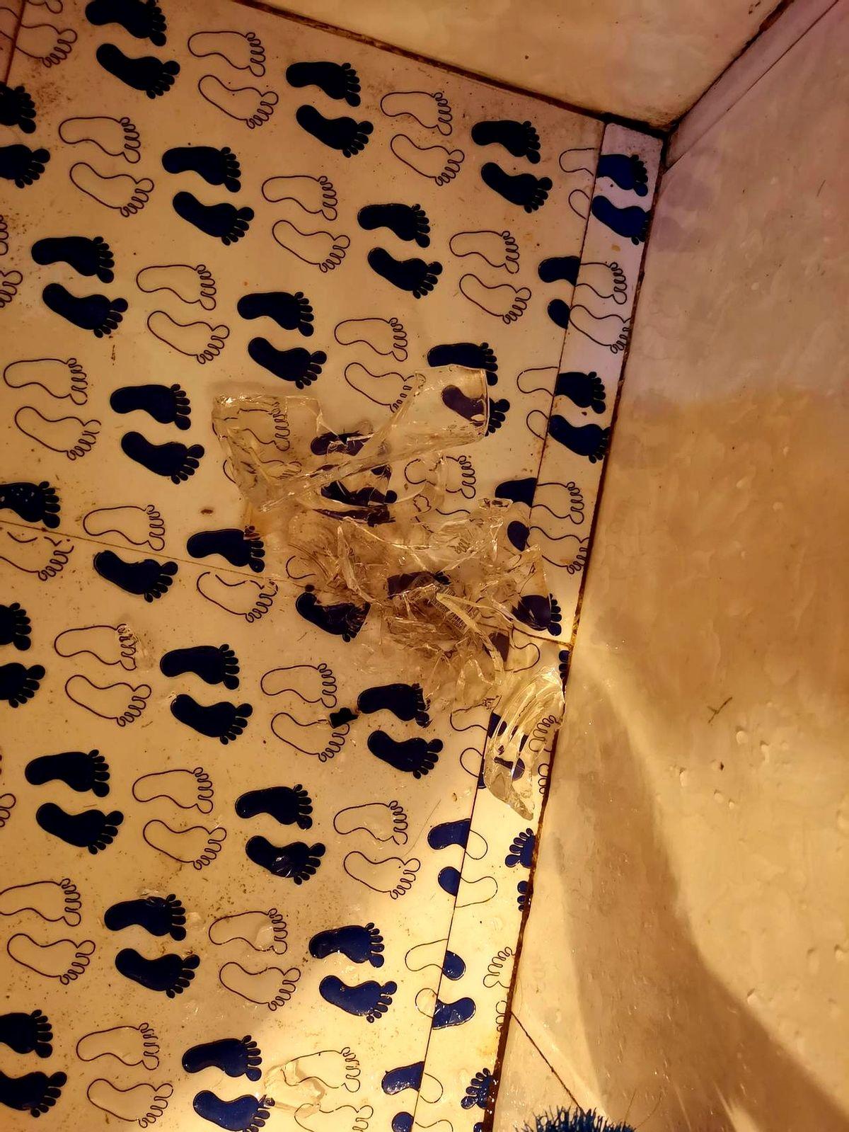 我的生活过得很失败昨天晚上我老公洗完澡我去洗，等我洗完澡后，在卫生间洗衣服，