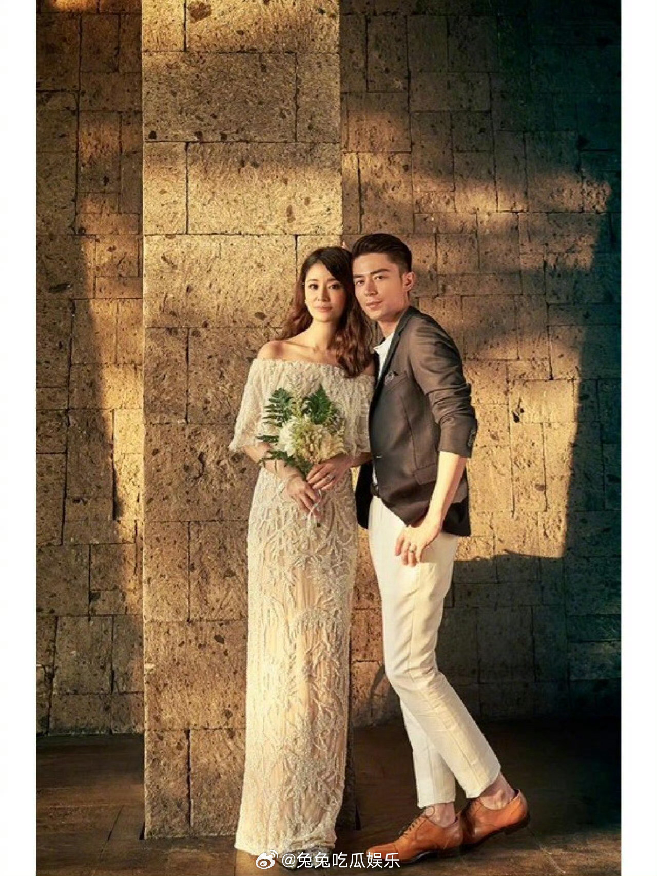 林心如霍建华结婚九周年晒红酒照片，并配文三个表情图标，其中有一个“9”，来庆祝