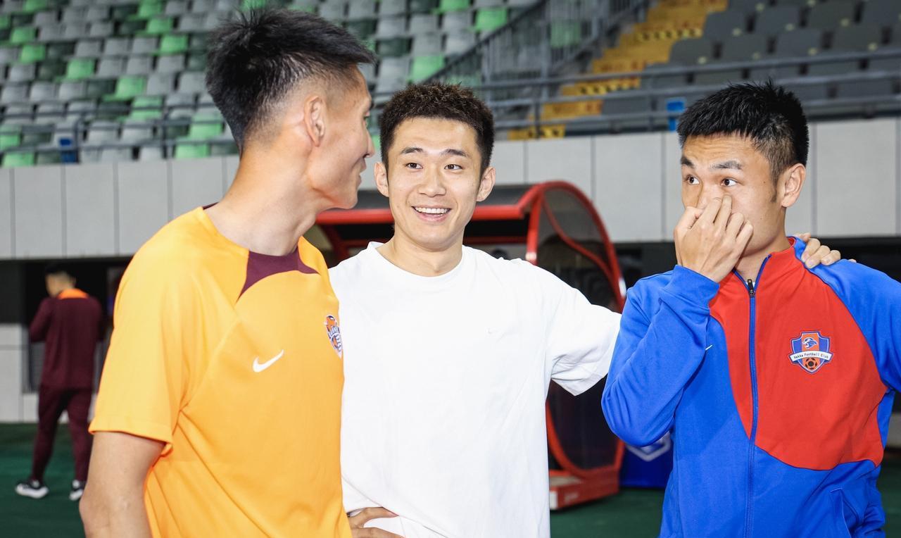 山东泰山队缺不缺边后卫？1、人员上看边卫有高准翼、刘洋、王彤、吴兴涵以及偶尔客串