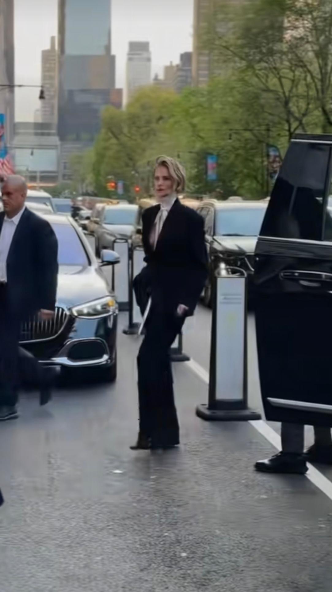 查理兹·塞隆，被她的气场狠狠拿捏了！一身黑色西装，干练又飒爽，走路带风的模样，活