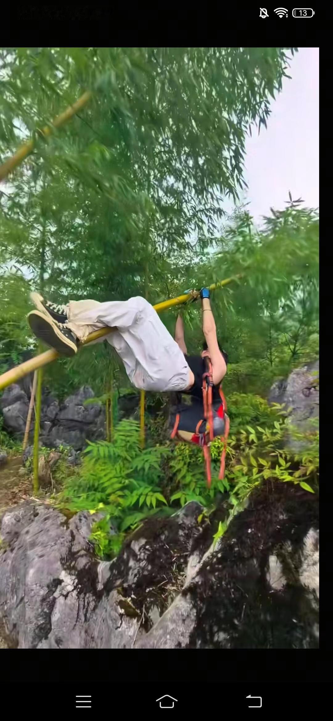 寻刺激摔断了腰9月23日，大姐太作了！她偏要去吊竹子拍视频发抖音，开初还双手双