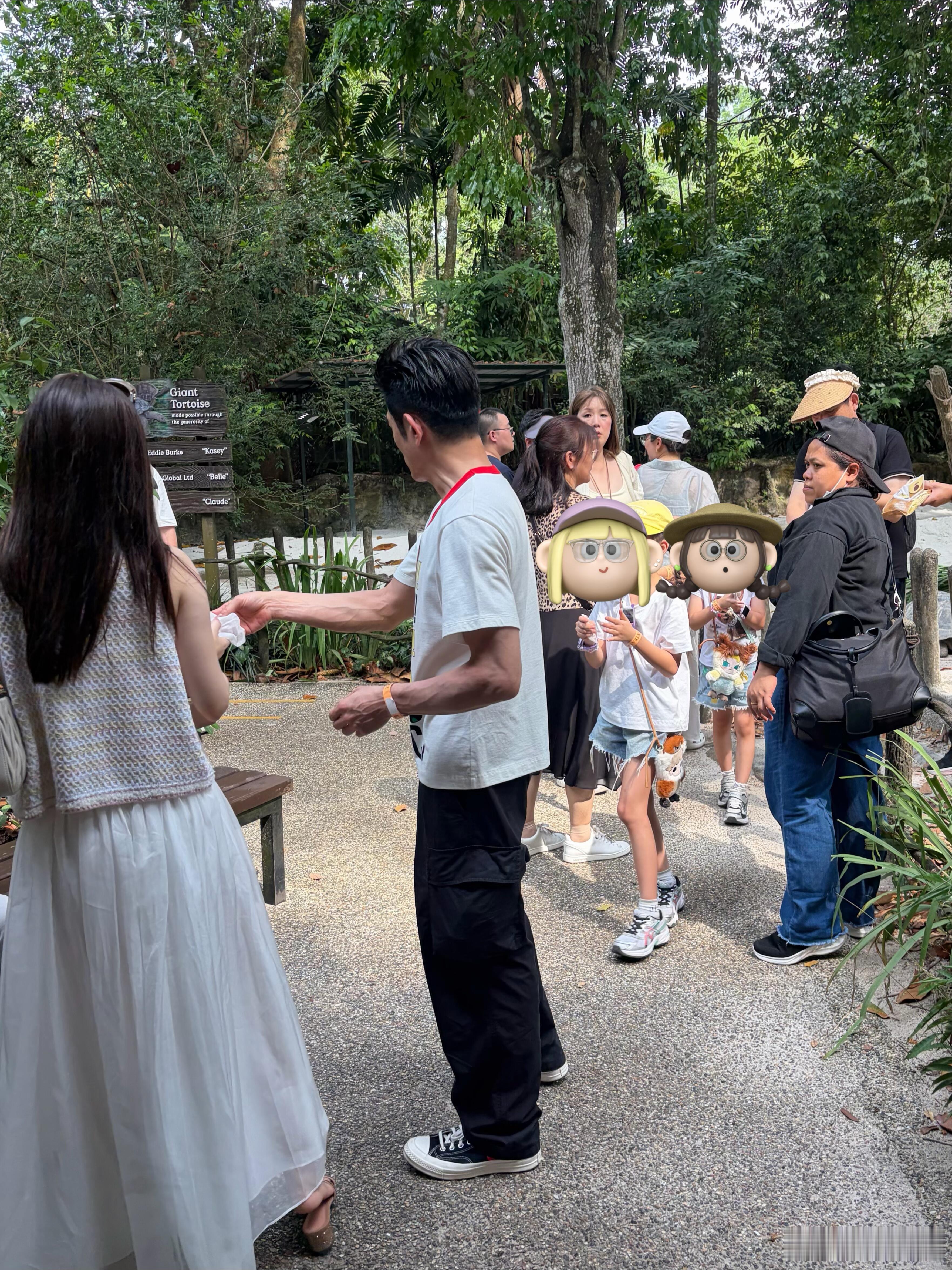 连岳父母都一起出门，妥妥的全家组团旅游。​